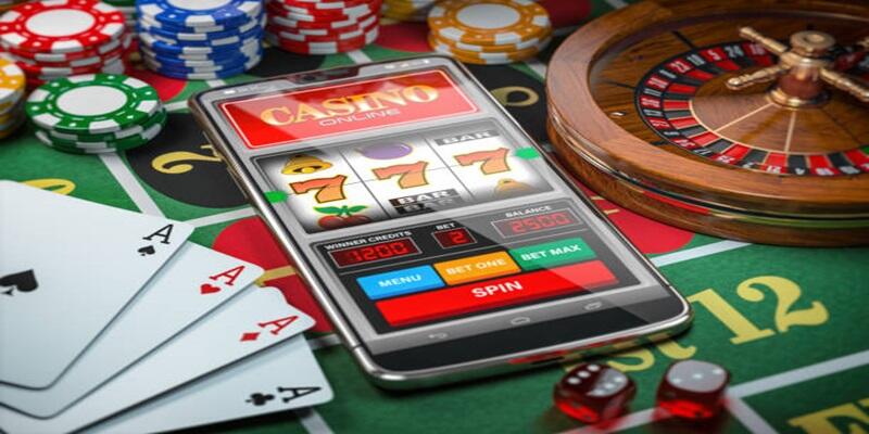 Sảnh casino với nhiều bàn đấu kịch tính